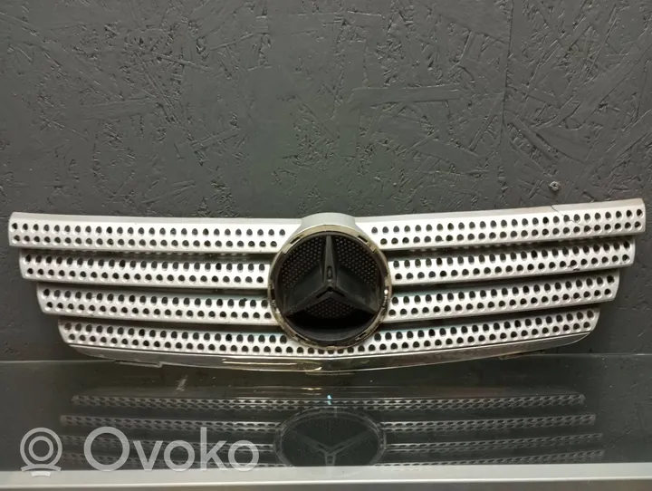 Mercedes-Benz C W203 Grille calandre supérieure de pare-chocs avant A2038801283