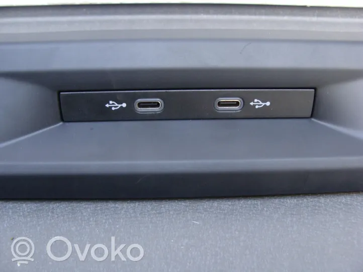 Volkswagen Golf VIII Connettore plug in USB 5NA035736