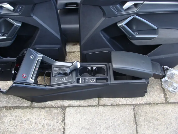 Audi Q3 F3 Istuimien ja ovien verhoilusarja RSQ3