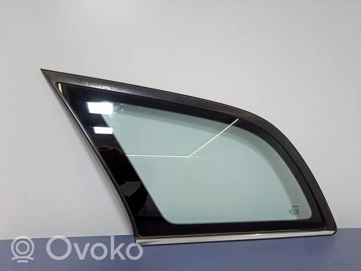 Toyota Avensis T250 Fenêtre latérale avant / vitre triangulaire 01