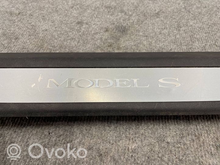 Tesla Model S Osłona listwy przedniej 103039100F