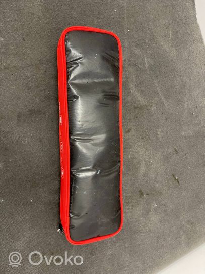 Tesla Model S Kit di pronto soccorso 