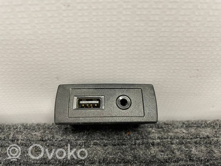 Mercedes-Benz Vito Viano W447 Gniazdo / Złącze USB A4478200087