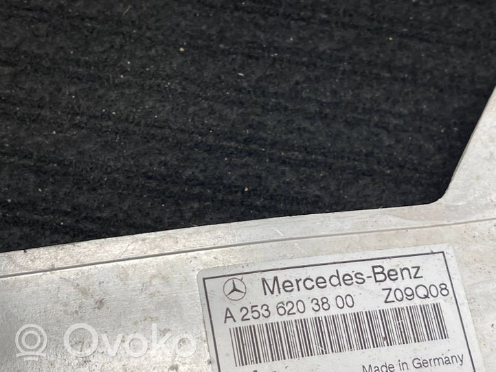 Mercedes-Benz GLC AMG Jäähdyttimen kehyksen suojapaneelin kiinnike A2536203800