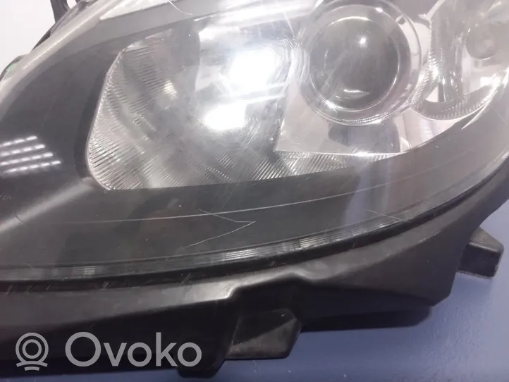 Renault Clio III Lampa przednia 7701061075