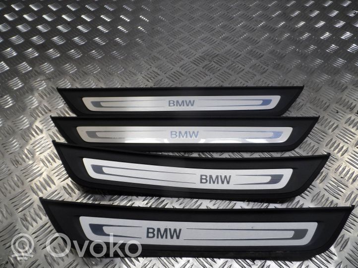 BMW 5 G30 G31 Rivestimento vano piedi laterale 