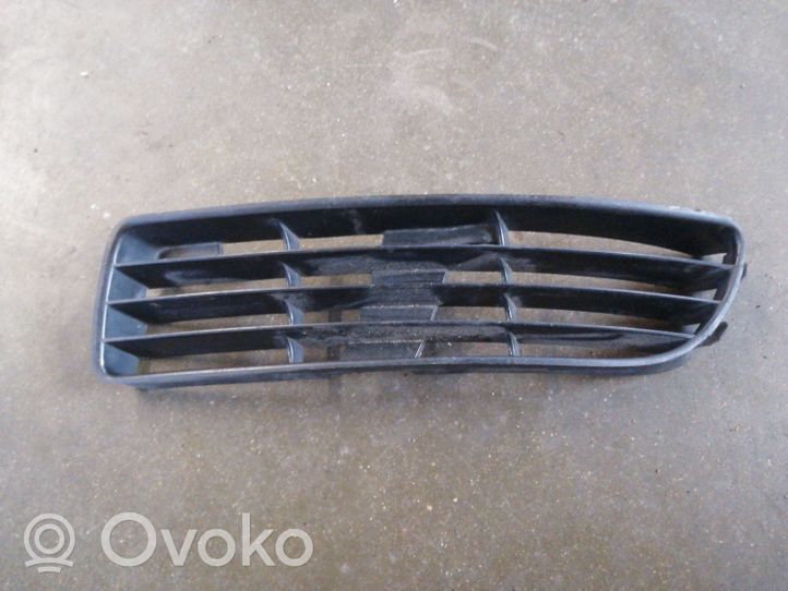 Audi A4 S4 B5 8D Kratka dolna zderzaka przedniego 8D0807345