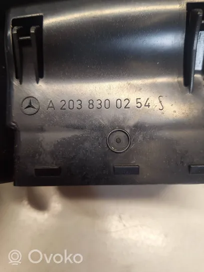 Mercedes-Benz C W203 Dysze / Kratki środkowego nawiewu deski rozdzielczej A2038300254