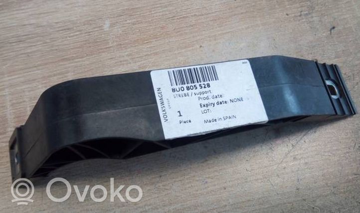 Audi Q3 8U Jäähdyttimen kehyksen suojapaneelin kiinnike 8U0805528