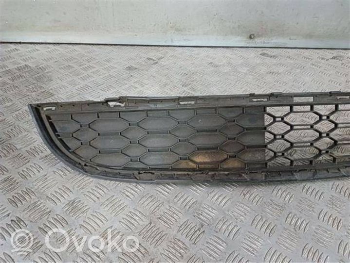 Renault Twingo II Front bumper lower grill 622547230R