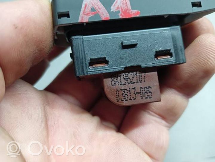 Audi A1 Central locking switch button 8X1962107