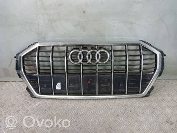 Audi Q3 8U Etupuskurin ylempi jäähdytinsäleikkö 83A853651E