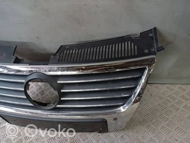 Volkswagen PASSAT B6 Etupuskurin ylempi jäähdytinsäleikkö 3C0853651D