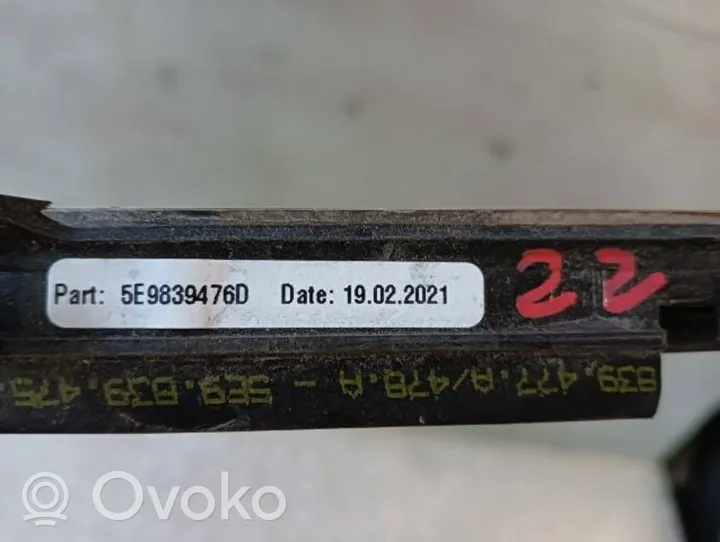 Skoda Octavia Mk4 Облицовка стекла задней двери 5E9839476D