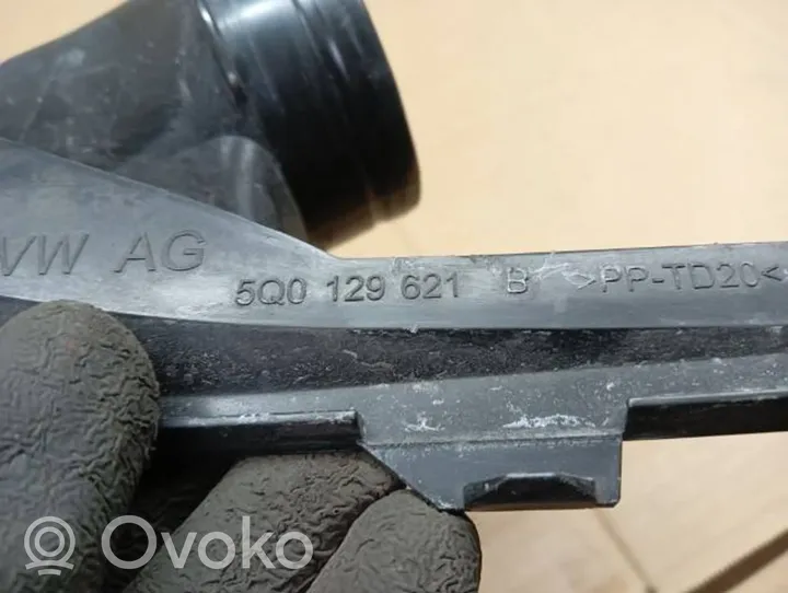 Volkswagen Golf VII Część rury dolotu powietrza 5Q0129621B