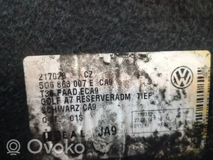 Volkswagen Golf VII Revestimiento inferior del maletero 5G6863007E