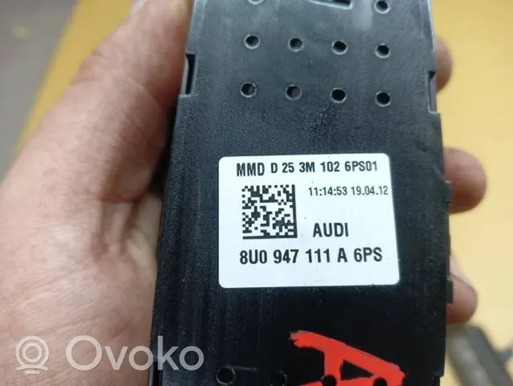 Audi A1 Moduł / Przekaźnik oświetlenia wnętrza kabiny 8U0947111A