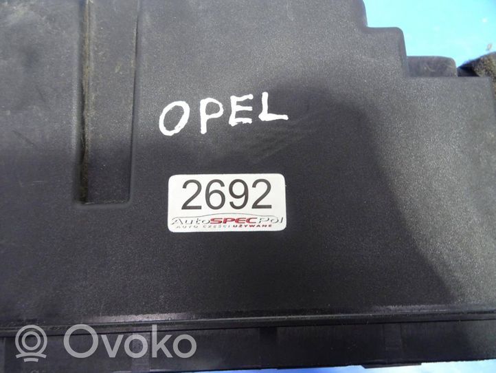 Opel Meriva B Boîte à fusibles 13292736