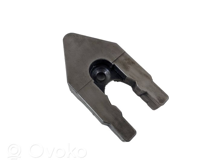 Nissan X-Trail T30 Support de pince d'injecteur de carburant 