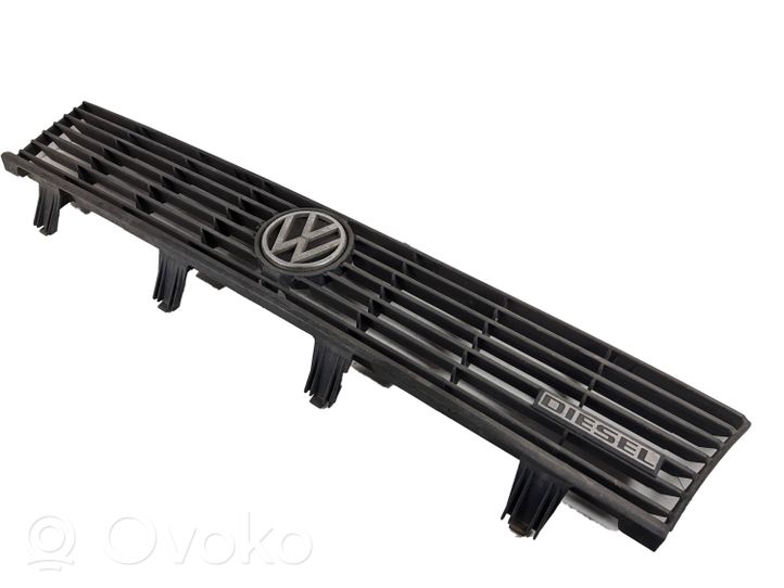 Volkswagen PASSAT B2 Maskownica / Grill / Atrapa górna chłodnicy 321853653K