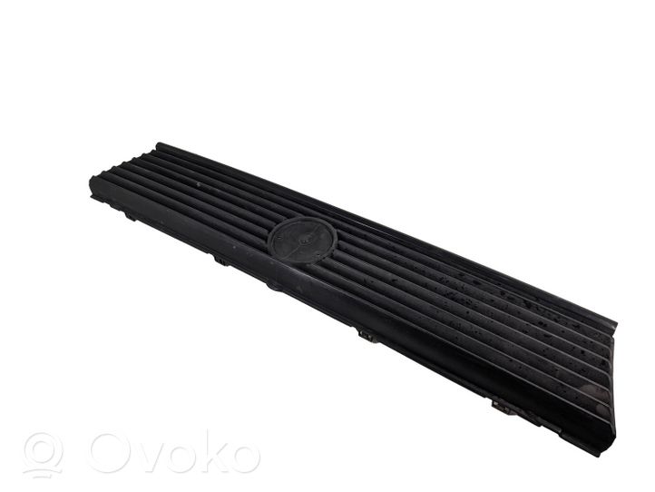 Volkswagen PASSAT B2 Maskownica / Grill / Atrapa górna chłodnicy 321853653K