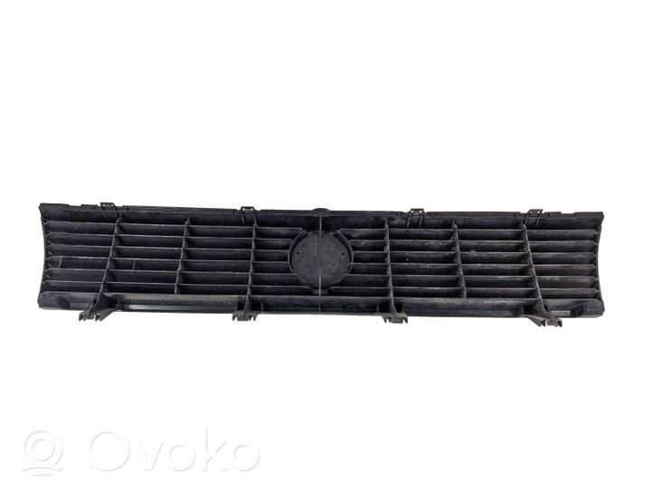 Volkswagen PASSAT B2 Maskownica / Grill / Atrapa górna chłodnicy 321853653K