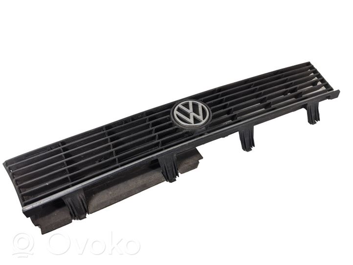 Volkswagen PASSAT B2 Griglia superiore del radiatore paraurti anteriore 321853653K