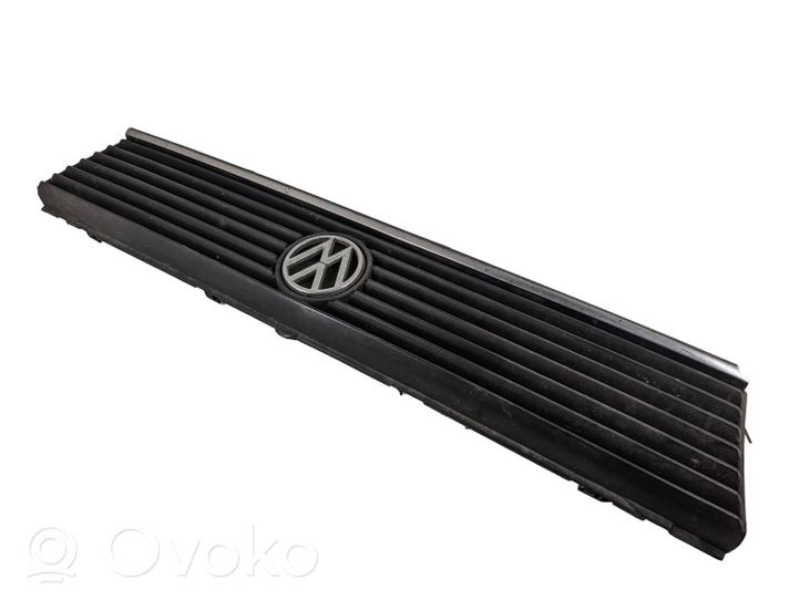 Volkswagen PASSAT B2 Front bumper upper radiator grill 321853653K