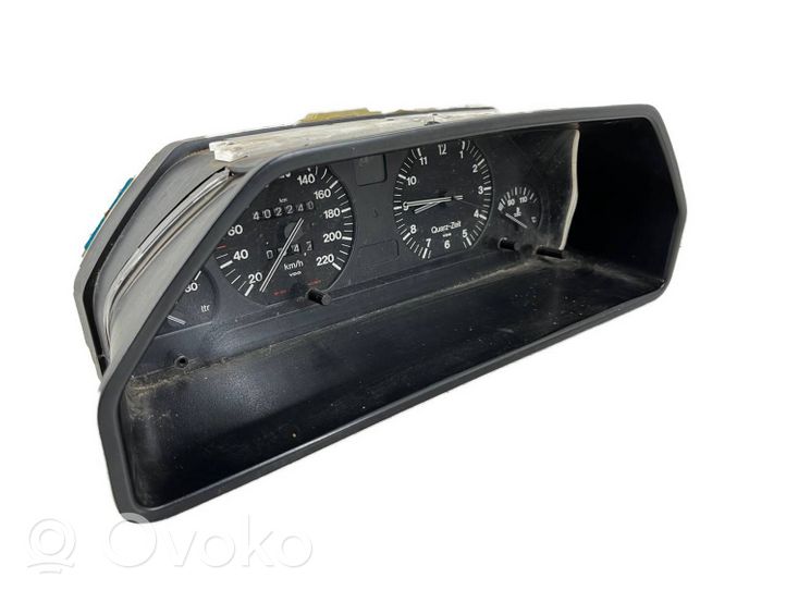 Audi 100 200 5000 C3 Spidometras (prietaisų skydelis) 88311068