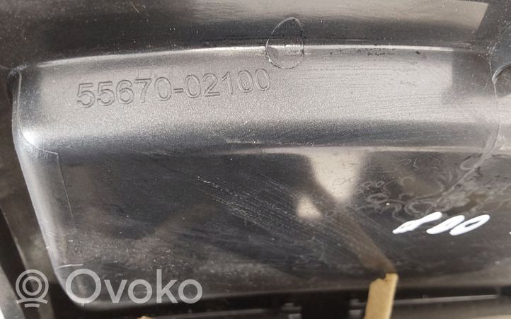 Toyota Auris 150 Dysze / Kratki środkowego nawiewu deski rozdzielczej 5567002100