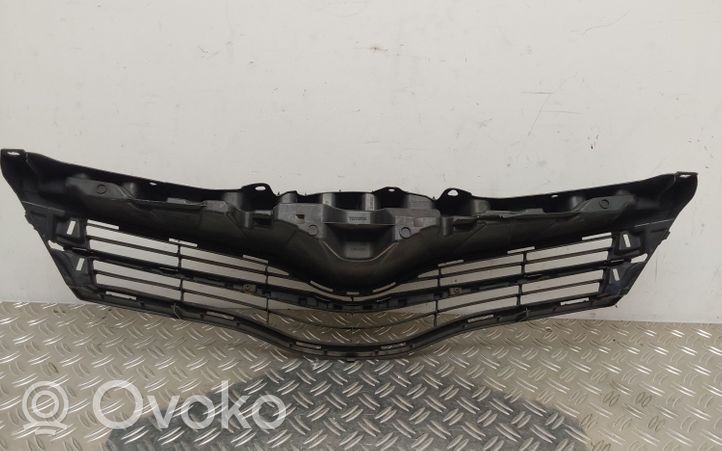 Toyota Yaris Front bumper upper radiator grill 531010D220