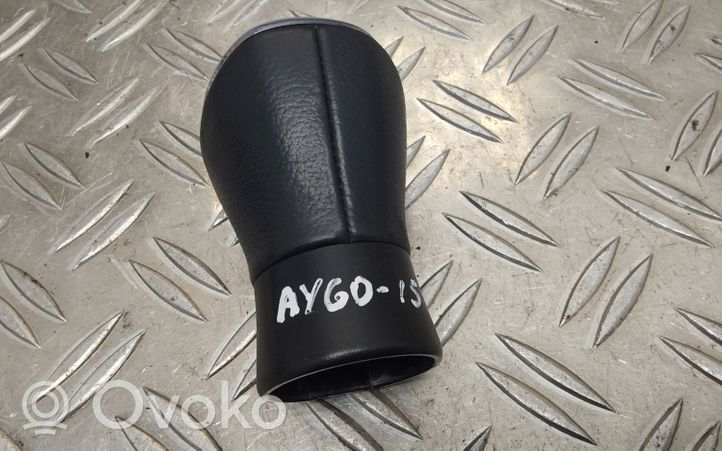 Toyota Aygo AB40 Vaihdevivun/vaihtajan verhoilu nahka/nuppi 