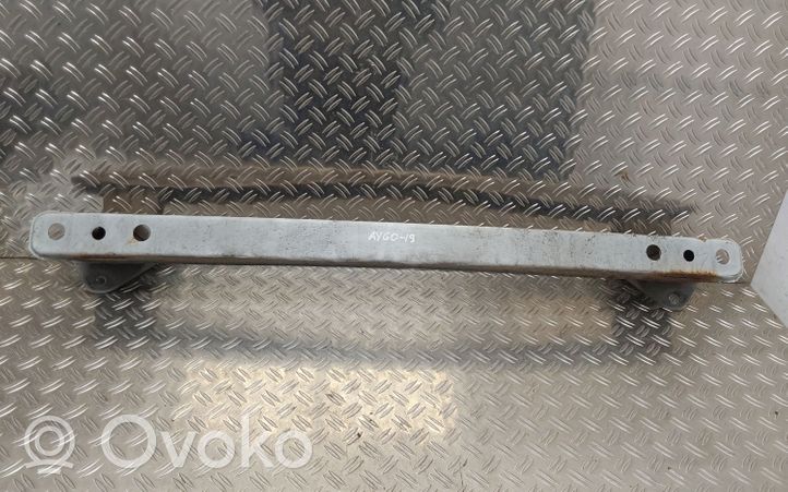 Toyota Aygo AB40 Poprzeczka zderzaka tylnego 