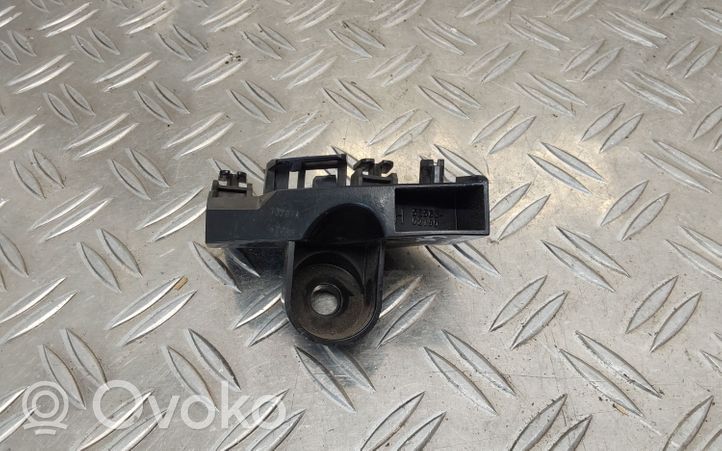 Toyota Auris E180 Soporte de montaje del parachoques trasero 5256302190