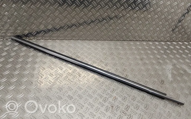 Toyota Auris E180 Etuoven lasin muotolista 