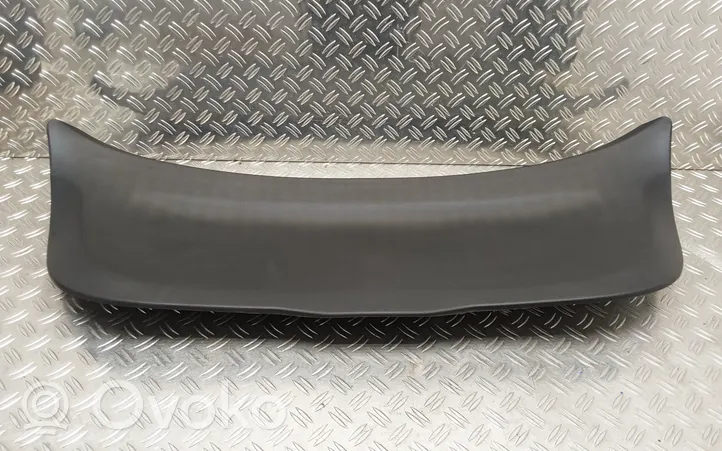 Toyota Yaris Verkleidung Heckklappe Kofferraumdeckel 677510D040