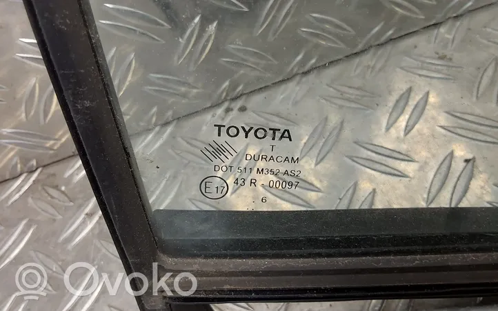 Toyota Yaris Mažasis "A" priekinių durų stiklas (keturdurio) 