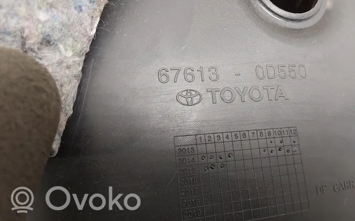 Toyota Yaris Moldura del tarjetero de la puerta trasera 676130D550