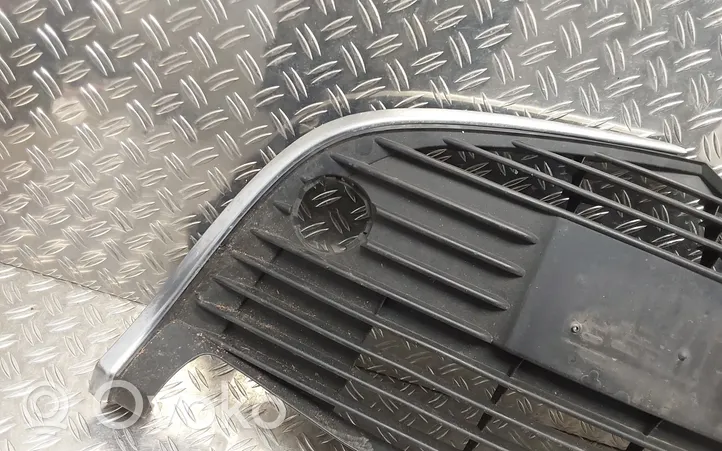 Toyota Yaris Rejilla inferior del parachoques delantero 531020D040