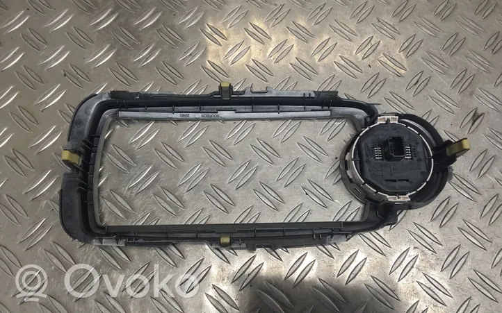 Toyota Yaris Cadre, panneau d'unité radio / GPS 864510D010