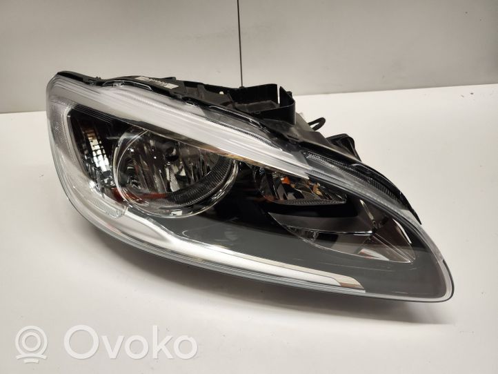 Volvo S60 Lampa przednia 31420116