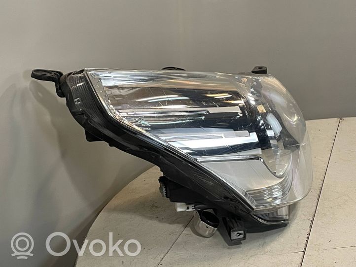 Toyota Verso Phare frontale 811100F100