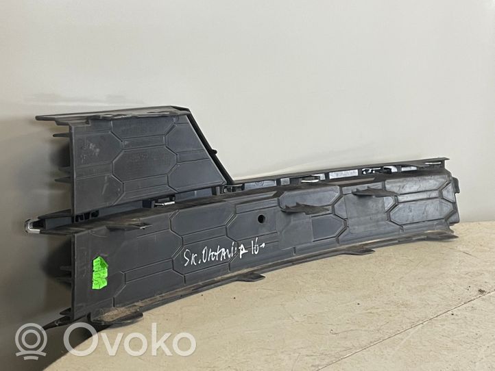 Skoda Octavia Mk3 (5E) Mascherina inferiore del paraurti anteriore 5E0807682G