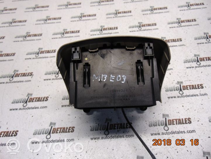 Mercedes-Benz E W211 Griglia di ventilazione posteriore A2118300954