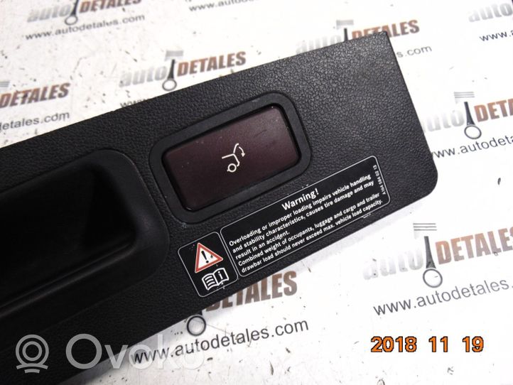 Mercedes-Benz GL X164 Rivestimento serratura portellone posteriore/bagagliaio A1647400130