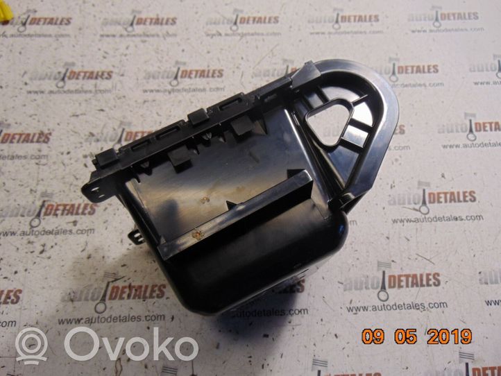 Toyota Avensis T270 Hansikaslokeron keskikonsoli 5885605010