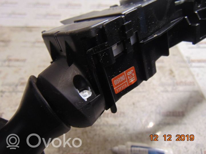 Toyota Avensis T270 Leva/interruttore dell’indicatore di direzione e tergicristallo 17F373