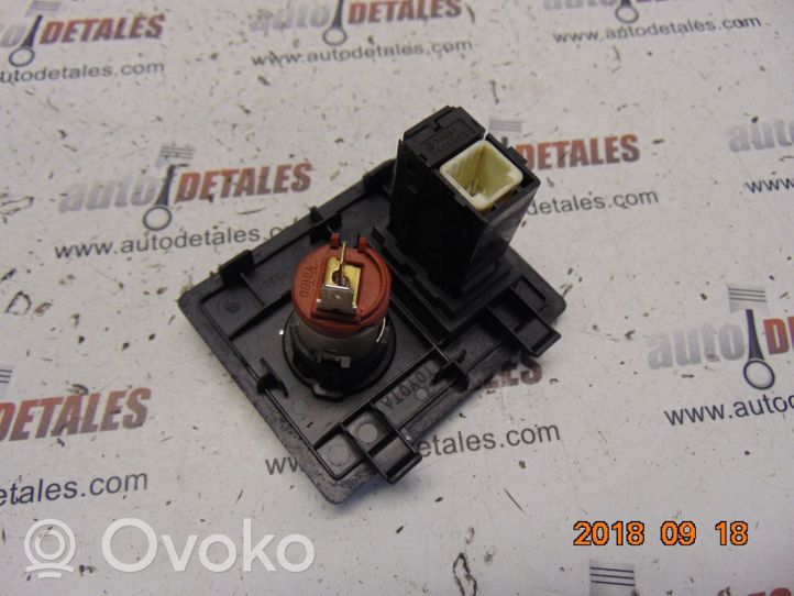 Toyota Avensis T270 AUX-pistokeliitin 5891505020