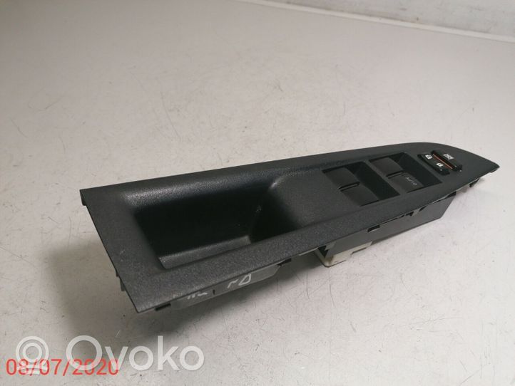 Toyota Verso-S Przyciski szyb 7423152590