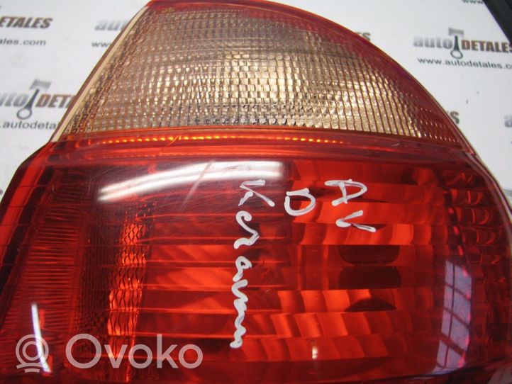 Toyota Avensis T220 Luci posteriori 89022027